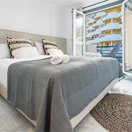 Vacation Paradise 2 Bedroom Penthouse - Walking Distance To Puerto Banus And Beaches Apartment Marbella